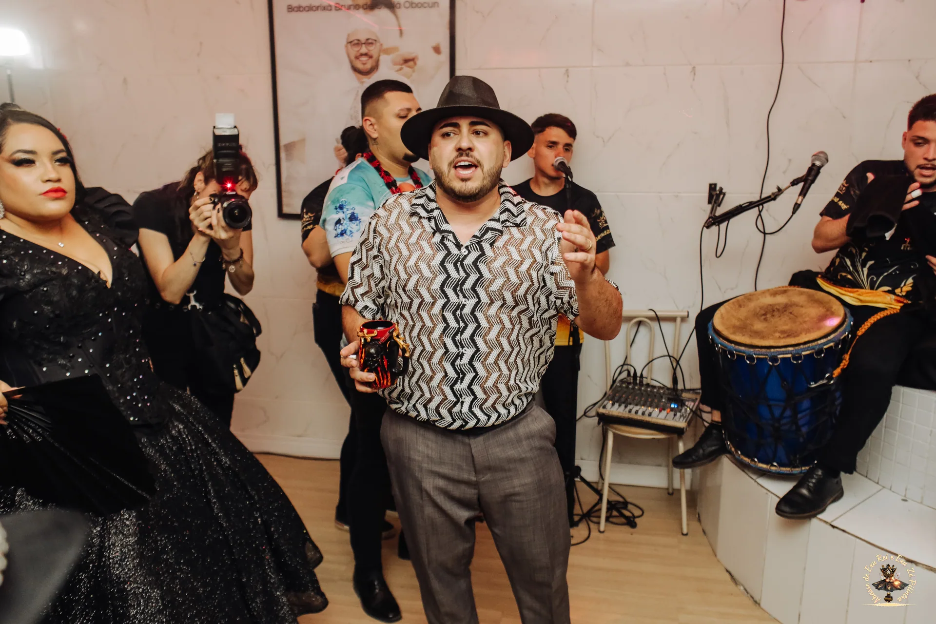 Pai Bruno cantando para os Exus — atabaques e fé na linha