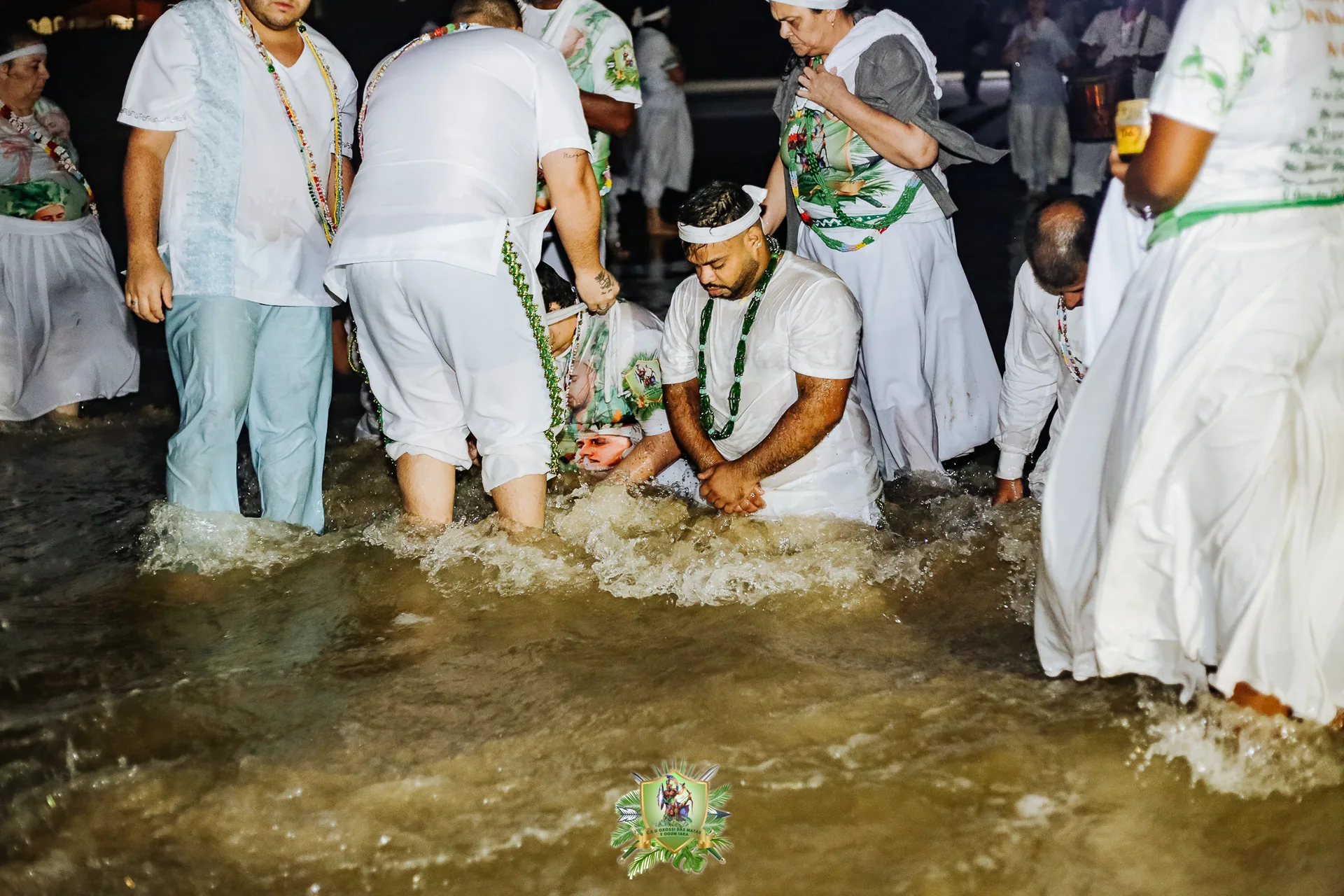 Pai Ogum no centro do terreiro, rodeado pelas cortinas verde, branca e vermelha da linha