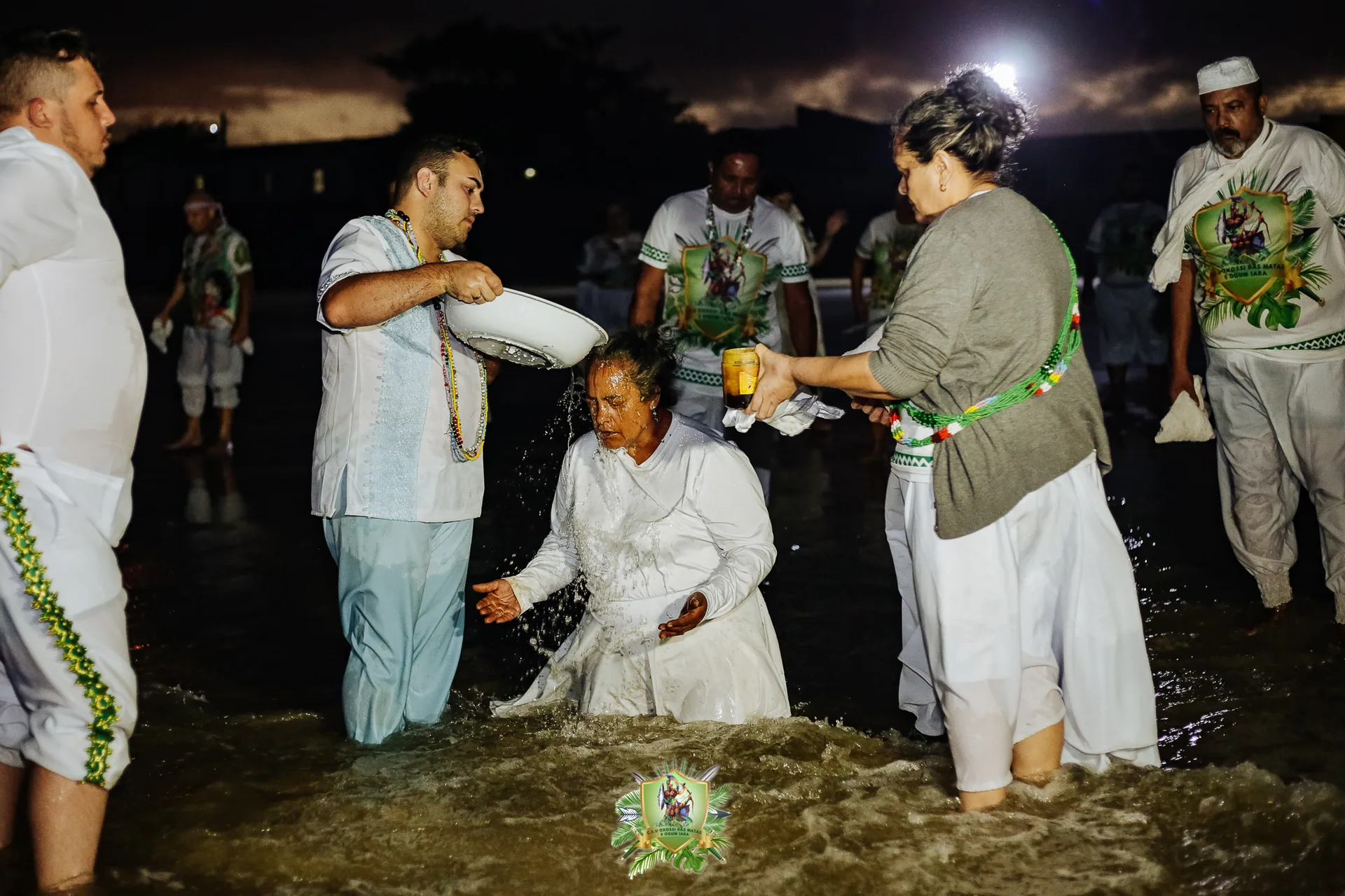 Cortejo de oferenda à beira-mar — procissão levando presentes para Iemanjá