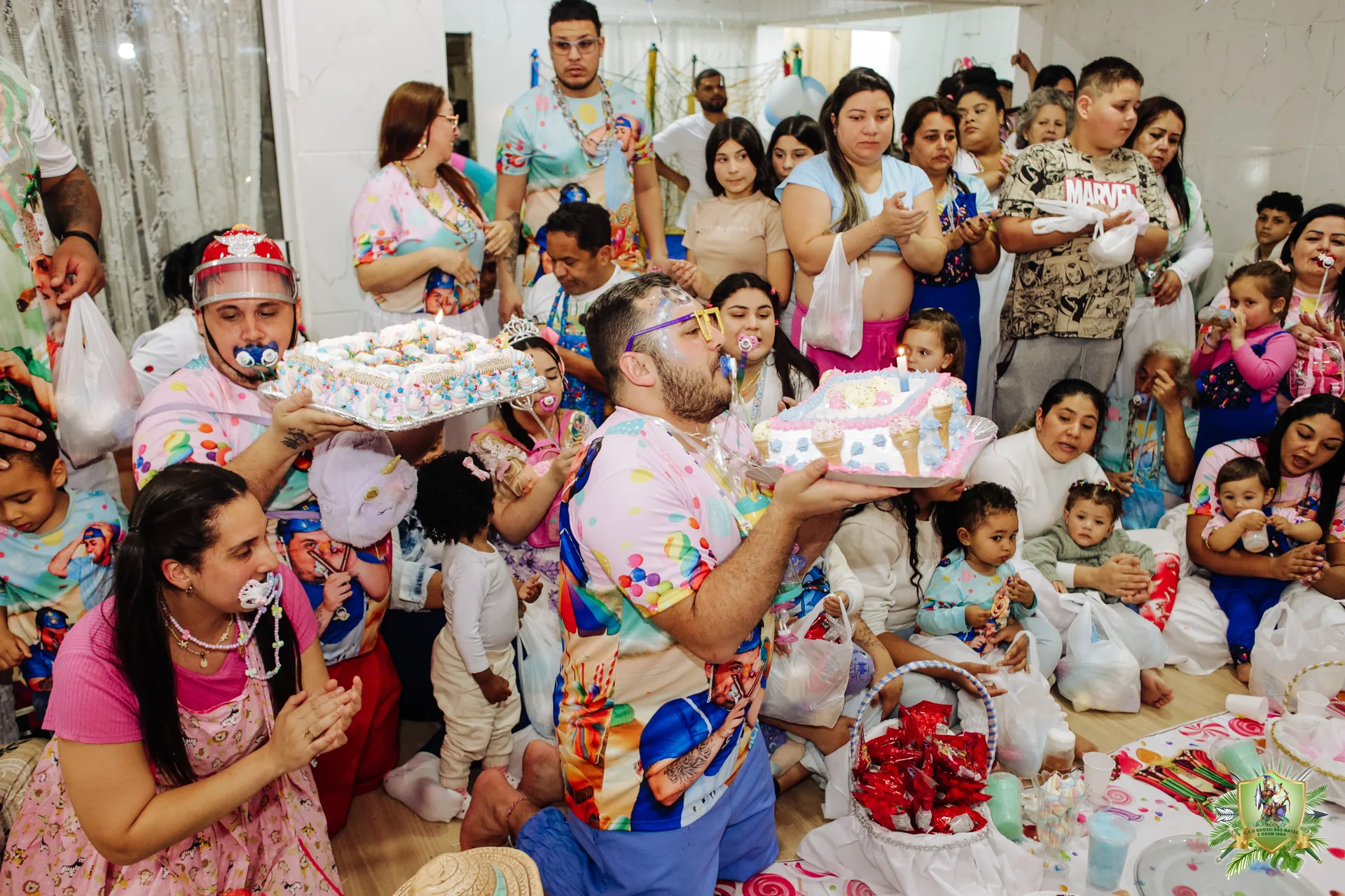 Giras de Pai Ogum Iara — comunidade em vestes brancas firmando a linha