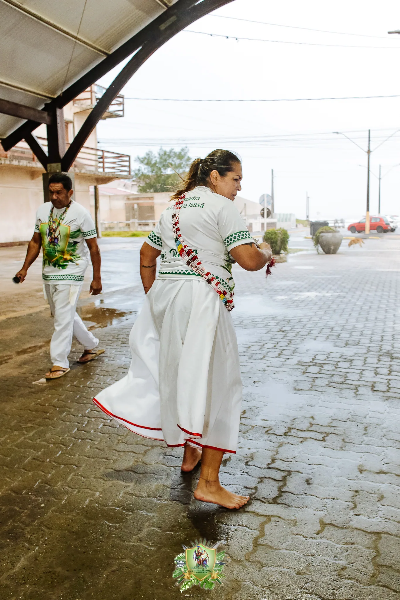 Oferenda à beira-mar — fiéis em branco entregando presentes à Iemanjá